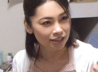 【おばさん×レンタル】『どうするのかしら？』たわわなおっぱいスレンダーな叔母さんを口説いてセックス！