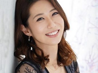 【奥様】ちんぽ大好き淫乱奥様！無自覚で友人のペニスを触っちゃうほど！そんなスケベがデカちんハメまくる！