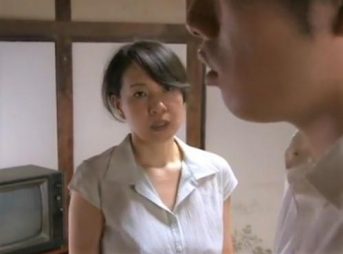 【ヘンリー塚本】郵便配達員と15分で浮気交尾！義息子ともハメまくる淫乱おばさん！