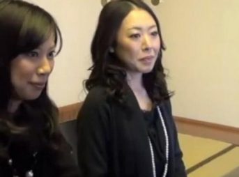 家族旅行中の母娘、寝静まったのを見計らい娘の真横で熟女母と浮気交尾！羞恥させられる母！