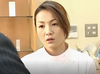 ＜奥様NTR＞マッサージ店と営む旦那婦を破壊する借金地獄！ヤクザに売られた三十路の美魔女が屈辱の輪姦輪姦で羞恥に痙攣イキ