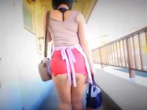 メッチャちっちゃいスカート履いてる大きなおっぱい他人妻『スゴイ見られてる、どおしよー…』発情した隣人にヤラレちゃう！