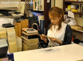 美熟女の妄想は現実となり...貪り合う濃密交尾！官能小説の世界に浸り欲望を掻き立てる古本屋の淫乱他人妻！