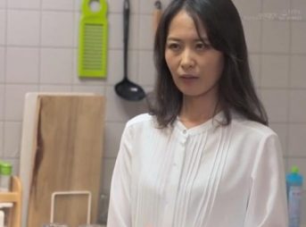 【熟女】嫁の綺麗なお母さん『一回だけだよ…』ムラムラする娘婿を察してヤラせてあげちゃう優しい義母！