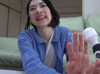 ≪ハメ撮り≫「恥ずかしい」巨乳で可憐なえろいオバサンの家にお邪魔してSEX