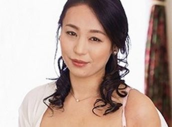 『本物のちんぽイイわぁ』淫語ラッシュの性欲旺盛な熟女母が義息子ちんぽにがっつきハメまくる