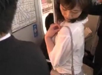 【熟女ｘちかん】雨でスケスケおばさんが乗車！早速チカンの餌食になりトイレに連れ込まれちんぽ突っ込まれる！