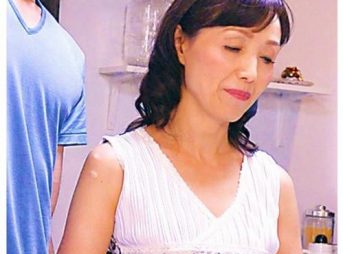 【熟女】完熟スレンダー義母！まだまだイケるボディで娘婿のちんぽハメまくり快楽に溺れる！