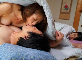 【熟女】淫語を囁きながら娘婿のちんぽを喰い漁るドすけべ義母！嫁の横で派手にハメまくるイカレタ２人！