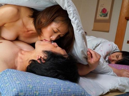 【熟女】淫語を囁きながら娘婿のちんぽを喰い漁るドすけべ義母！嫁の横で派手にハメまくるイカレタ２人！