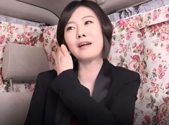 ＜人妻ナンパ＞色白清楚な49歳の素人熟女を車内連れ込み！スケベデカぱいを揉み…羞恥電マで発情させホテルでなか出しSEX