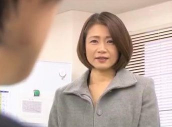 性欲旺盛奥様がダンナの部下にときめき発情！成り行き任せの童貞卒業、イキ狂う盛りのついたおばさん！