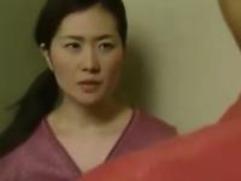 「ハメさせてくれ、そうしないと言うぞ！」息子に弱みを握られたお母さんが口止め代わりの濃厚フェラ。禁断の淫乱性交