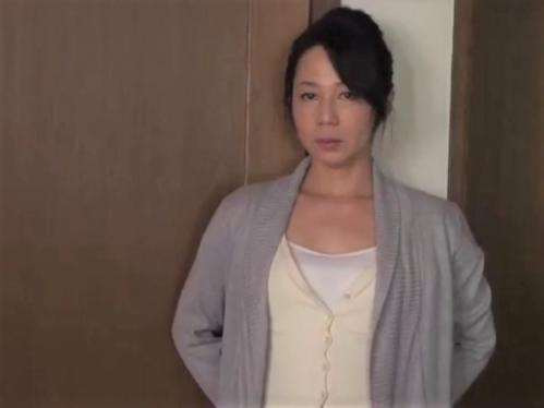 【友人の母】マジメな熟女48歳が若いちんぽに狂う！息子に隠れて派手にハメまくりイキまくる淫らな母！
