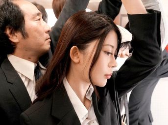 ＜電車チカン＞変態旦那公認NTR計画！寝取られ願望の旦那が巨乳妻を車内で強姦凌辱させる禁断の輪姦プレイ