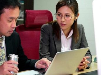 【奥さんｘOL】２人きりのオフィスで狙ってる上司と...狂ったように絡みあい興奮しまくるイイ女！