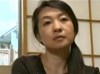 旦那は単身赴任中、『あー、おま〇こしたい…』祖父ちんぽを狙ってハメまくる43歳おばさん！