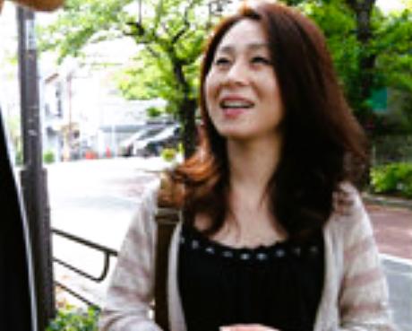 〈熟女ナンパ〉街中を歩く上品そうな40代美熟女さんを口説き落として中出し交尾♡