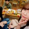 目の前に妻がいるのに小悪魔美人お姉さんに淫語で囁き誘惑される！奥様とは比べものにならない背徳の気持ち良いスケベエッチ！