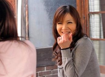 仲良し人妻の息子を食べてしまう淫乱人妻！プルプル熟女ボディで硬いちんぽを丹念に味わいハメまくってしまう！