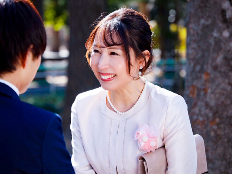 【卒業式童貞卒業×母子相姦】再婚相手の息子への〇校卒業のプレゼントに美人義母が完熟まんこでオトナにさせてあげる！