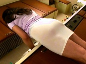 〈樋口冴子〉お色気たっぷり母のいやらしいお尻に息子の妄想がエスカレート♡