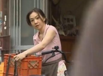 【ヘンリー塚本】隣人おやじとアヘ顔さらしてハメまくるお母さんを目撃してしまった息子！口止めに乳吸わせてもらう！