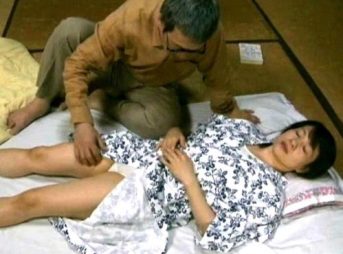 【ヘンリー塚本】生つば呑込む生々しいセックス！病弱奥様にちんぽハメまくり使用人にもハメちゃう我慢できないご主人！