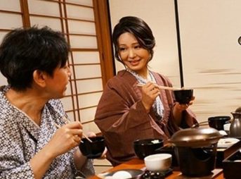 義母に誘われ家族旅行！妖艶な熟ボディに魅了されて夜這い、一心不乱にちんぽハメまくり濃厚なか出し！