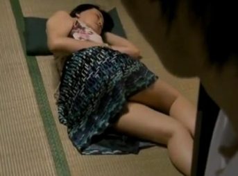 『差し込んだんかバカッ！』昼寝してたらちんぽ入れられ激怒する母！性懲りもなくまた狙うスケベ息子！