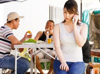 〈児玉れな〉中年パパに仕組まれた宿泊キャンプで豊満ボディを集団で貪られる！