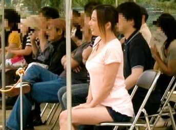 子どもの応援に夢中な大きなおっぱい熟女さんに興奮してフルフル勃起見せつけられ男根受け入れちゃう！