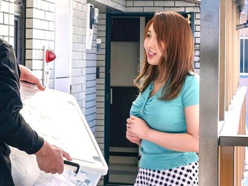 いつの間にか誰よりも痴漢を求める凄テクで快楽に沈む他人妻凌辱痴漢電車！誰よりも痴漢を憎んでいた他人妻がメス墜ち！