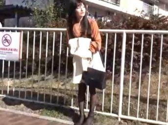 ボディラインが素晴らしい熟女妻37歳！近所のオトコを連れ込みしゃぶってハメまくる種付三昧！