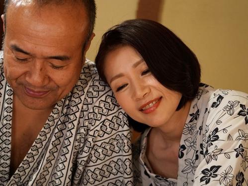 傷心旅行先で出会った中年おやじに傷を癒してもらうマダム人妻！罪悪感をも忘れてスローSEXにイキまくってしまう！