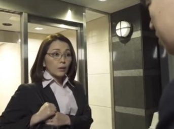 『良かったら一緒にのむ？』憧れの熟女性上司宅に誘われチャンス到来！お思い続けた身体もご馳走になってしまう！