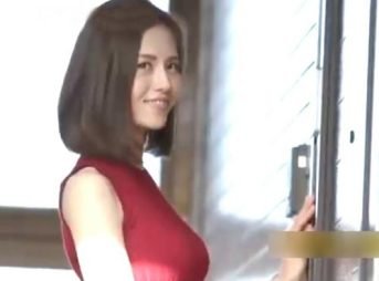 イタズラ心が芽生えた美奥様！事あるごとに隣人を誘惑、メロメロにされてしまう純情青年！
