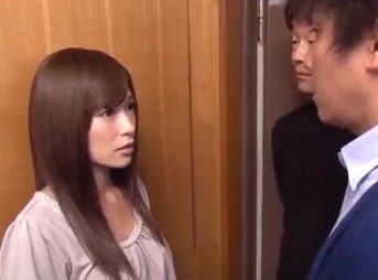 『勝手に上がらないで下さい…』押しかけて来た町内会のおやじ達！たわわなおっぱいスレンダーボディが凌辱されて犯されてしまう！