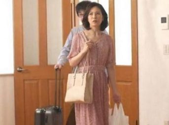 息子の知人たちに輪わさてしまうマダム母！久しぶりのチ〇コにイキまくる恥ずかしのおばさん、腰を振りまくって連続興奮！