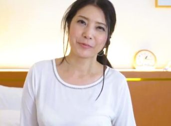 〈センズリ鑑賞〉色っぽい美熟熟ママさんが目の前にそそり立つ肉棒をしごいてしゃぶって発射のお手伝い♡