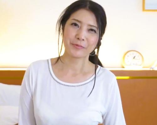 〈センズリ鑑賞〉色っぽい美熟熟ママさんが目の前にそそり立つ肉棒をしごいてしゃぶって発射のお手伝い♡