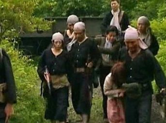 【ヘンリー塚本】抵抗など一切できず数十人に輪されてしまう母娘！マ〇コはボロボロ最悪の輪〇地獄！