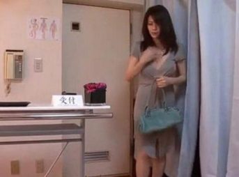 【奥様NTR】マッサージ師に寝取られる妖艶奥様！戸惑う中まんまとパコられ激イキ、一部始終をダンナに覗かれている変態志向！