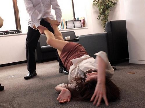 旦那が事故を起こしてしまい謝罪する妖艶妻！相当怒っている被害者側、熟れたスレンダーボディを乱暴にメッチクチャ犯しちゃう！