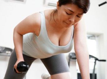 【他人妻NTR】美容の為にジムに通うえろデカぱい美妖艶が処女男トレーナーから迫られて…初本番したら超絶倫チンコに痙攣興奮アクメ