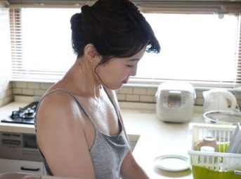 【ノーブラ義母】新しく出来たママは薄着で無防備なノーブラ暮らし…汗だくスケベ美妖艶に発情した連れ子と禁断の近親相姦種付